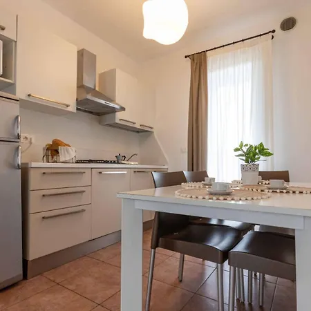 Delightful Flat In A Village With Swimming Pool * 比比翁