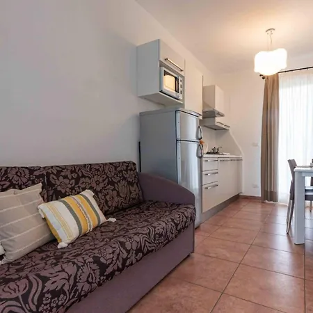 Delightful Flat In A Village With Swimming Pool 比比翁