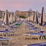 Apartman Delightful Flat In A Village With Swimming Pool Bibione