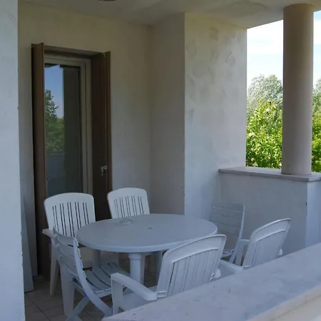 Delightful Flat In A Village With Swimming Pool ביביונה