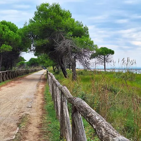 Apartman Delightful Flat In A Village With Swimming Pool Bibione
