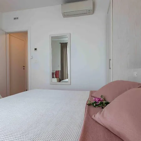 Apartman Delightful Flat In A Village With Swimming Pool Bibione