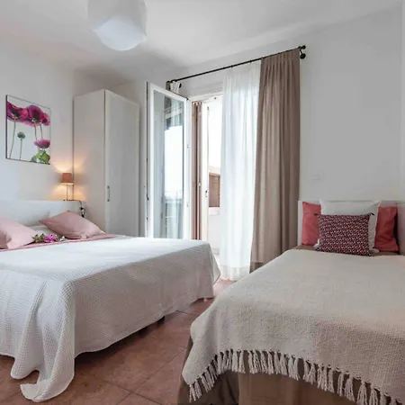 Apartman Delightful Flat In A Village With Swimming Pool