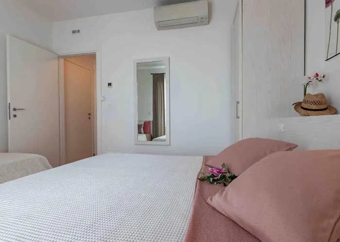 Apartman Delightful Flat In A Village With Swimming Pool Bibione